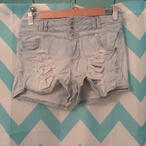 Rue21 light washed jean shorts